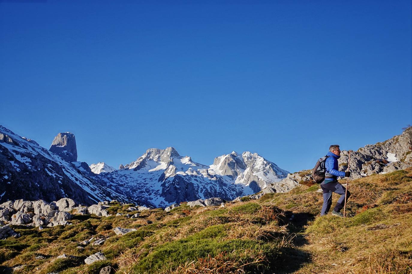 La ascensión a Peña Main (1605m), en pleno macizo de los Urrieles, no resulta complicada y, sin embargo, esta cumbre es una atalaya perfecta para observar los tres macizos de los Picos de Europa y sus cimas más altas y míticas