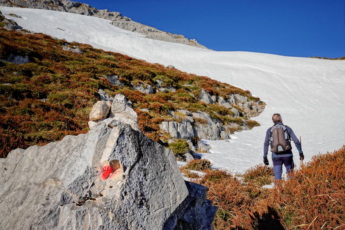 La ascensión a Peña Main (1605m), en pleno macizo de los Urrieles, no resulta complicada y, sin embargo, esta cumbre es una atalaya perfecta para observar los tres macizos de los Picos de Europa y sus cimas más altas y míticas