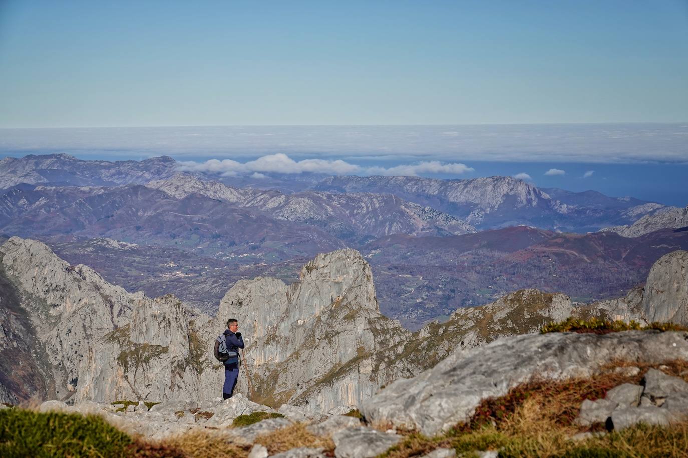 La ascensión a Peña Main (1605m), en pleno macizo de los Urrieles, no resulta complicada y, sin embargo, esta cumbre es una atalaya perfecta para observar los tres macizos de los Picos de Europa y sus cimas más altas y míticas