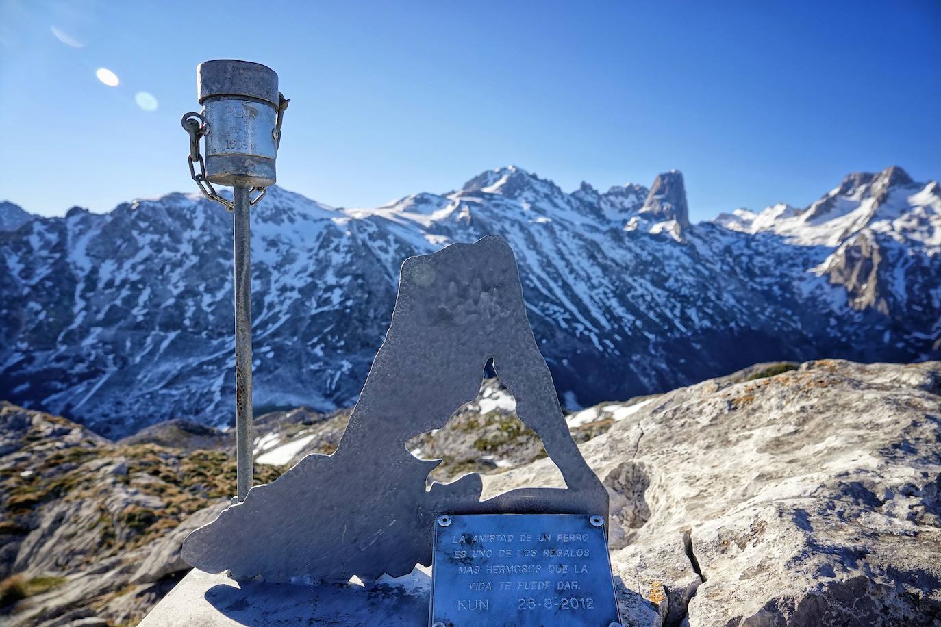 La ascensión a Peña Main (1605m), en pleno macizo de los Urrieles, no resulta complicada y, sin embargo, esta cumbre es una atalaya perfecta para observar los tres macizos de los Picos de Europa y sus cimas más altas y míticas