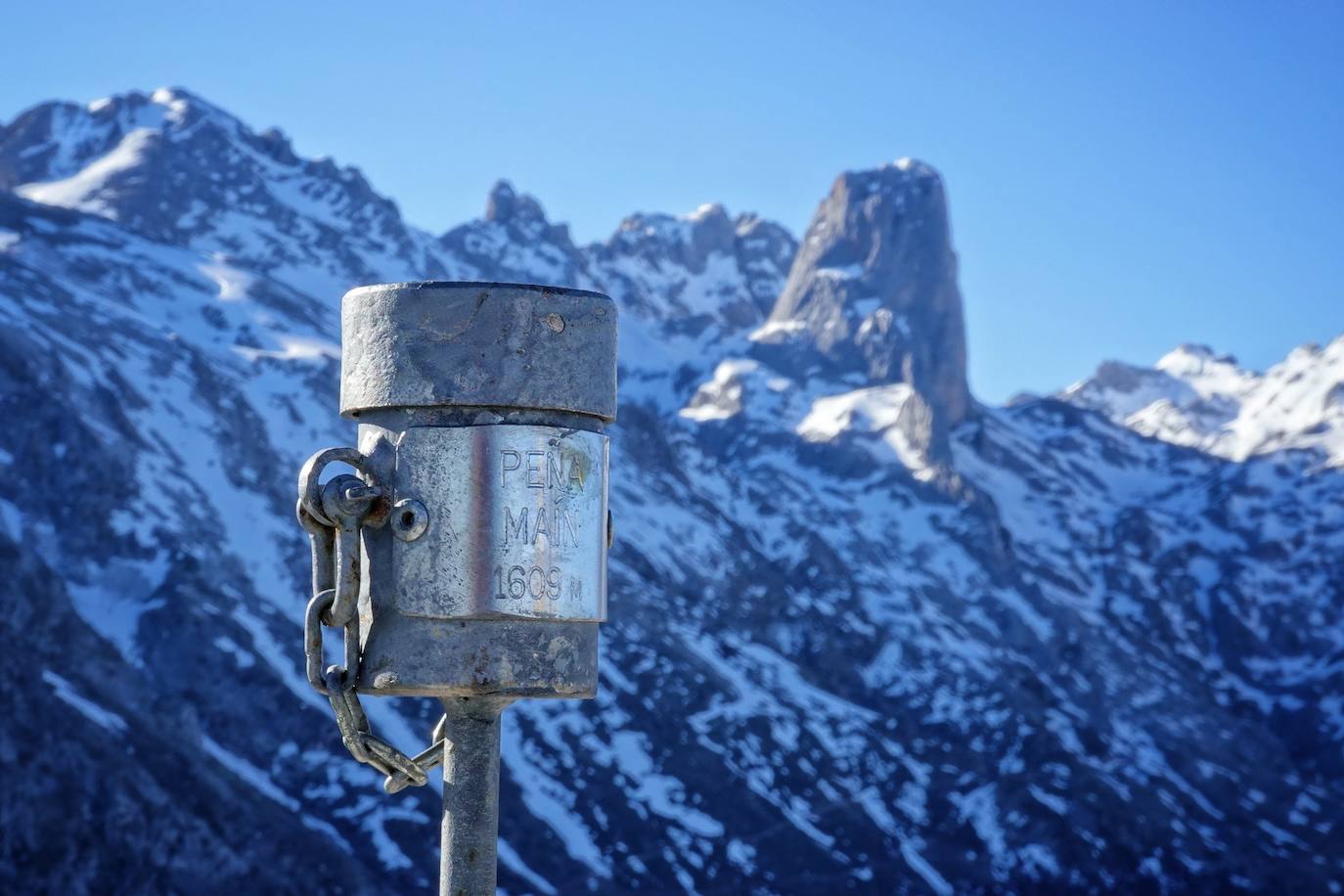 La ascensión a Peña Main (1605m), en pleno macizo de los Urrieles, no resulta complicada y, sin embargo, esta cumbre es una atalaya perfecta para observar los tres macizos de los Picos de Europa y sus cimas más altas y míticas