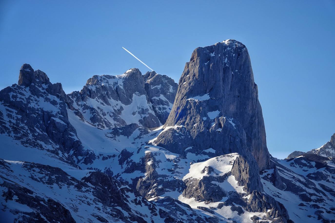 La ascensión a Peña Main (1605m), en pleno macizo de los Urrieles, no resulta complicada y, sin embargo, esta cumbre es una atalaya perfecta para observar los tres macizos de los Picos de Europa y sus cimas más altas y míticas