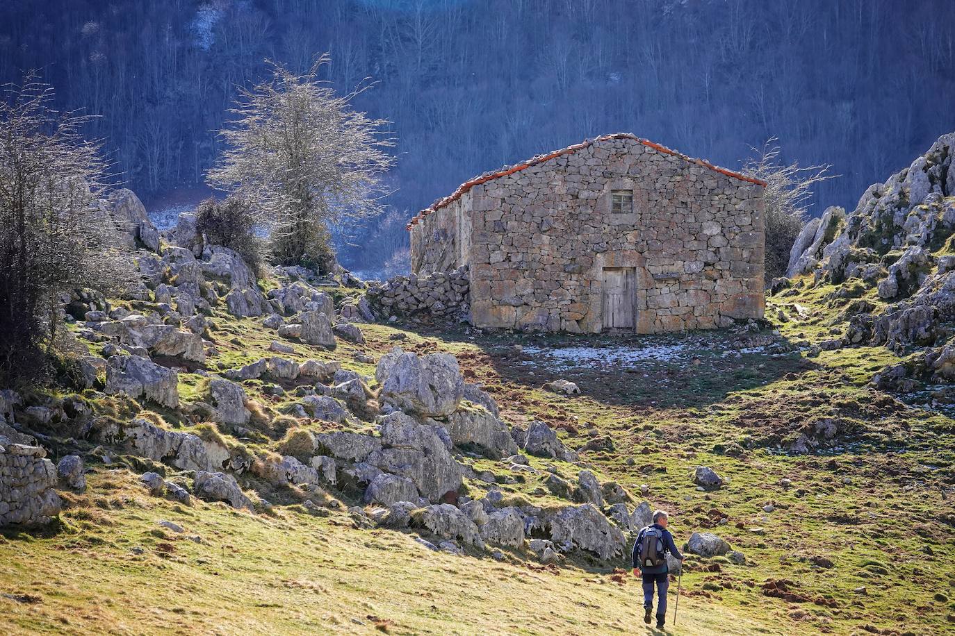 La ascensión a Peña Main (1605m), en pleno macizo de los Urrieles, no resulta complicada y, sin embargo, esta cumbre es una atalaya perfecta para observar los tres macizos de los Picos de Europa y sus cimas más altas y míticas