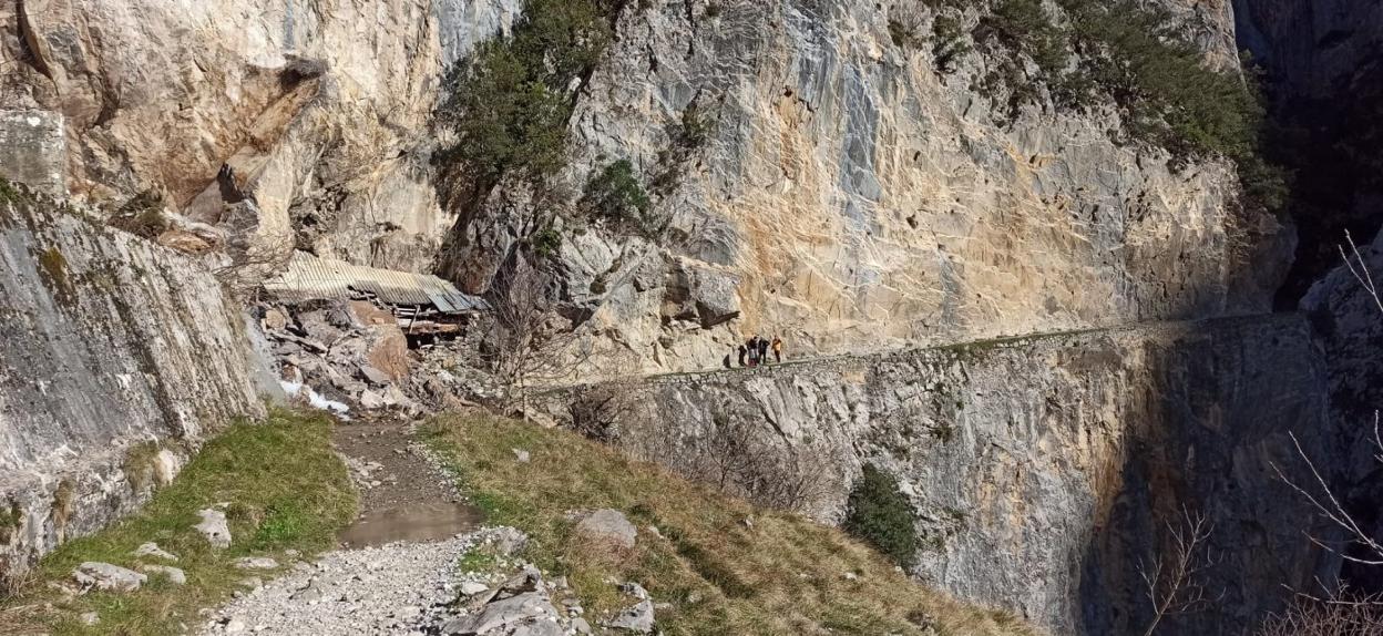 El desprendimiento, de rocas de grandes dimensiones, cortó la ruta del Cares en la zona de Culiembru. 