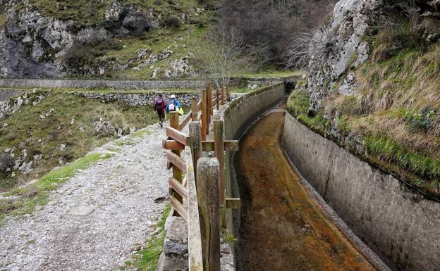 La ruta del Cares reabre tras retirar parte del argayo. 