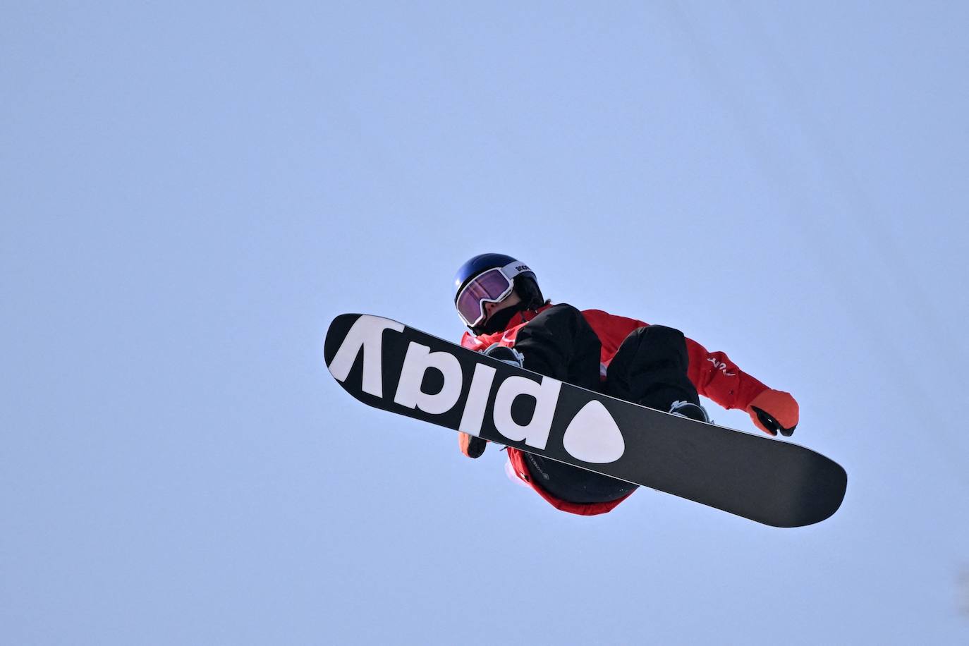 Queralt Castellet, durante el ejercicio que le ha valido la medalla de planta la final de snowboard halfpipe de los Juegos Olímpicos de Pekín 2022. 