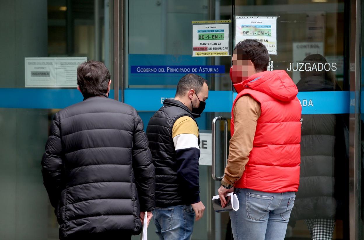 El acusado de causar el fuego accediendo al juzgado, en Oviedo. 