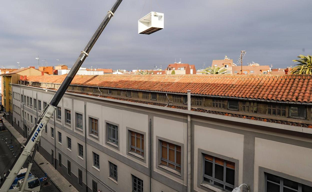 Instalación de los módulos prefabricados en el patio del colegio del Patronato San José donde darán clase a los niños y niñas desplazados del colegio San Vicente de Paúl por el desplome de parte del tejado de su edificio. 