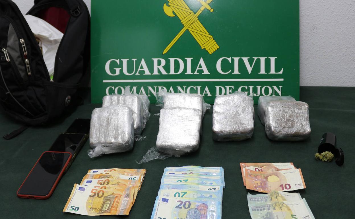 Además de la droga, los agentes intervinieron dinero en efectivo, marihuana y varios teléfonos móviles. 