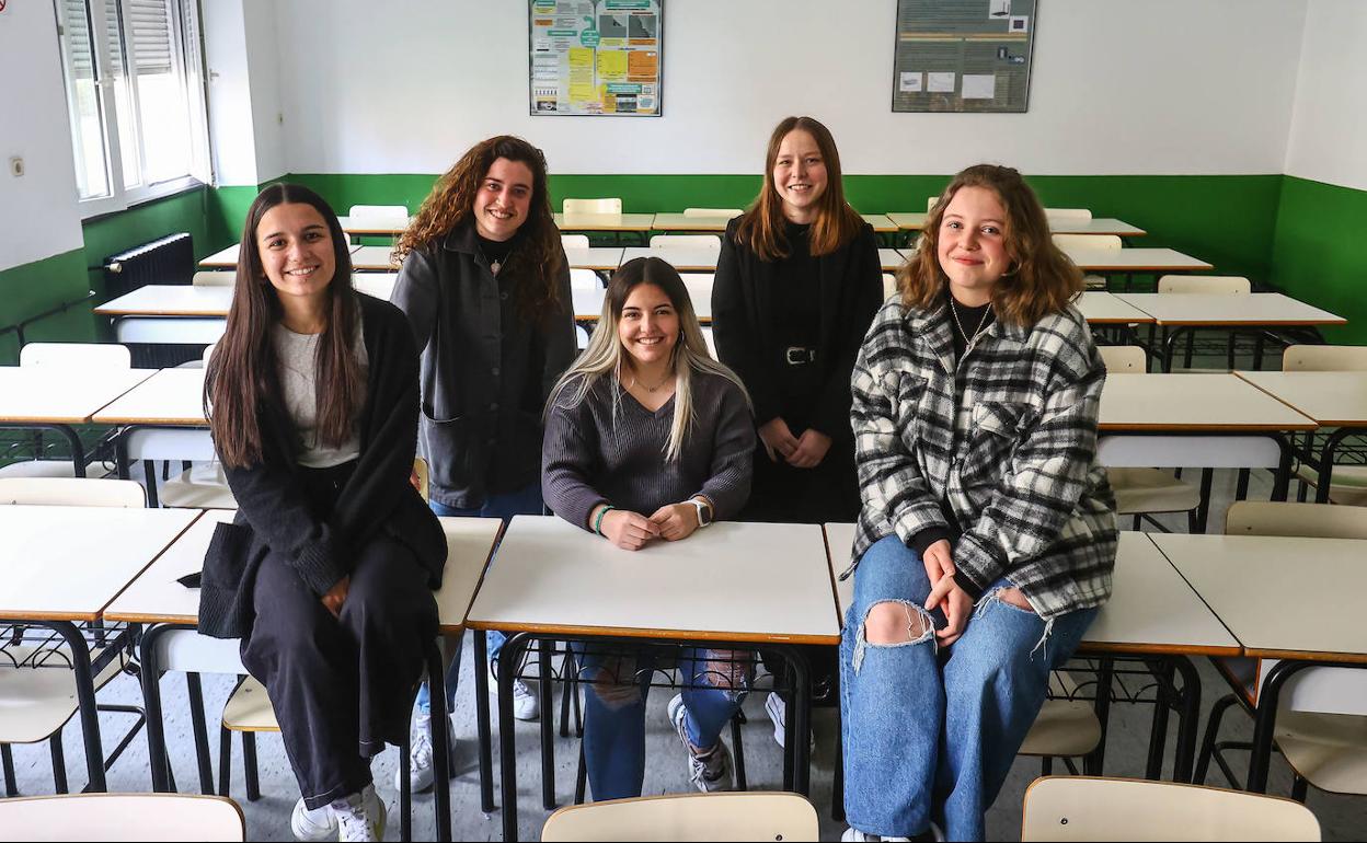 Olaya Folgueiras, Irene Corral, Yolanda Álvarez, Cristina Menéndez y Celia Izaguirre estudian en Oviedo Matemáticas y el doble grado de Física y Matemáticas. 