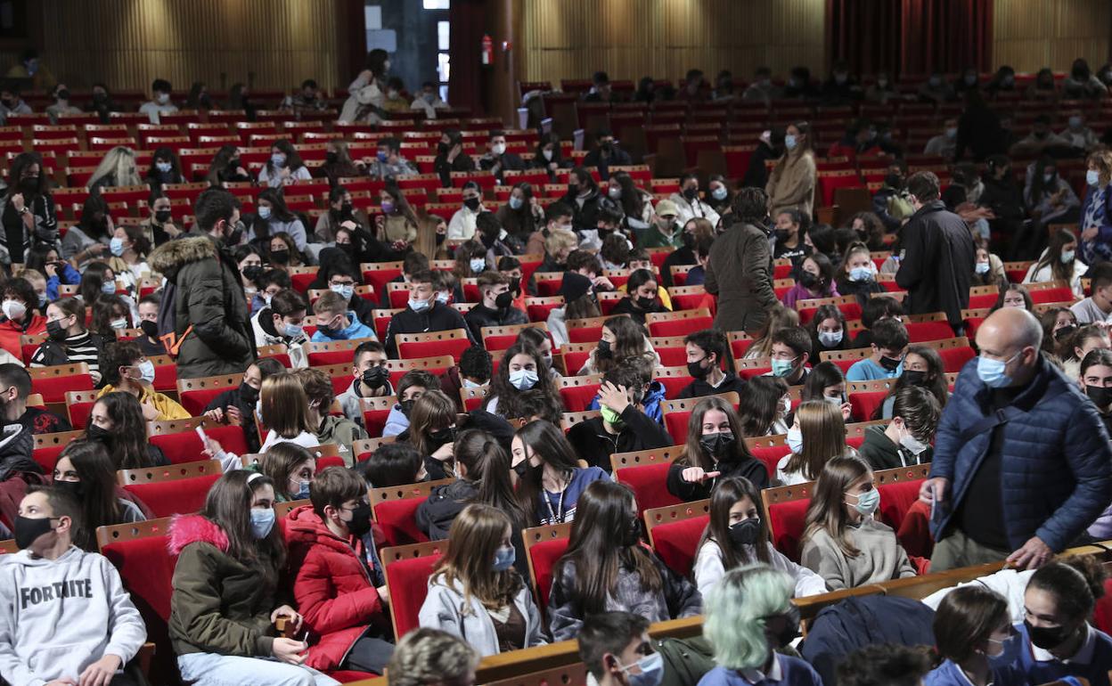Escolares en el Teatro de la Laboral en una proyección del ciclo 'Enfants Terribles'