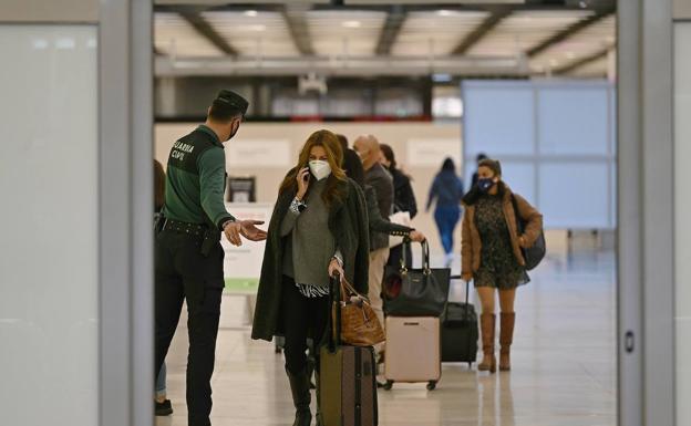 Llegada de pasajeros a Barajas.