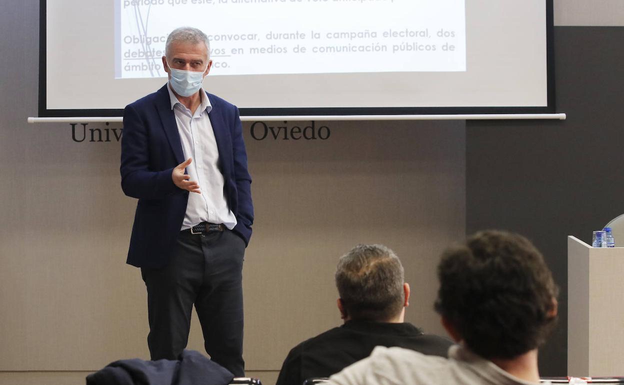 Miguel Ángel Presno Linera, durante su conferencia en la Facultad de Derecho 