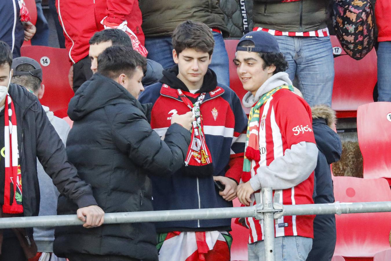 Fotos: ¿Estuviste en el Mirandés - Sporting? ¡Búscate!