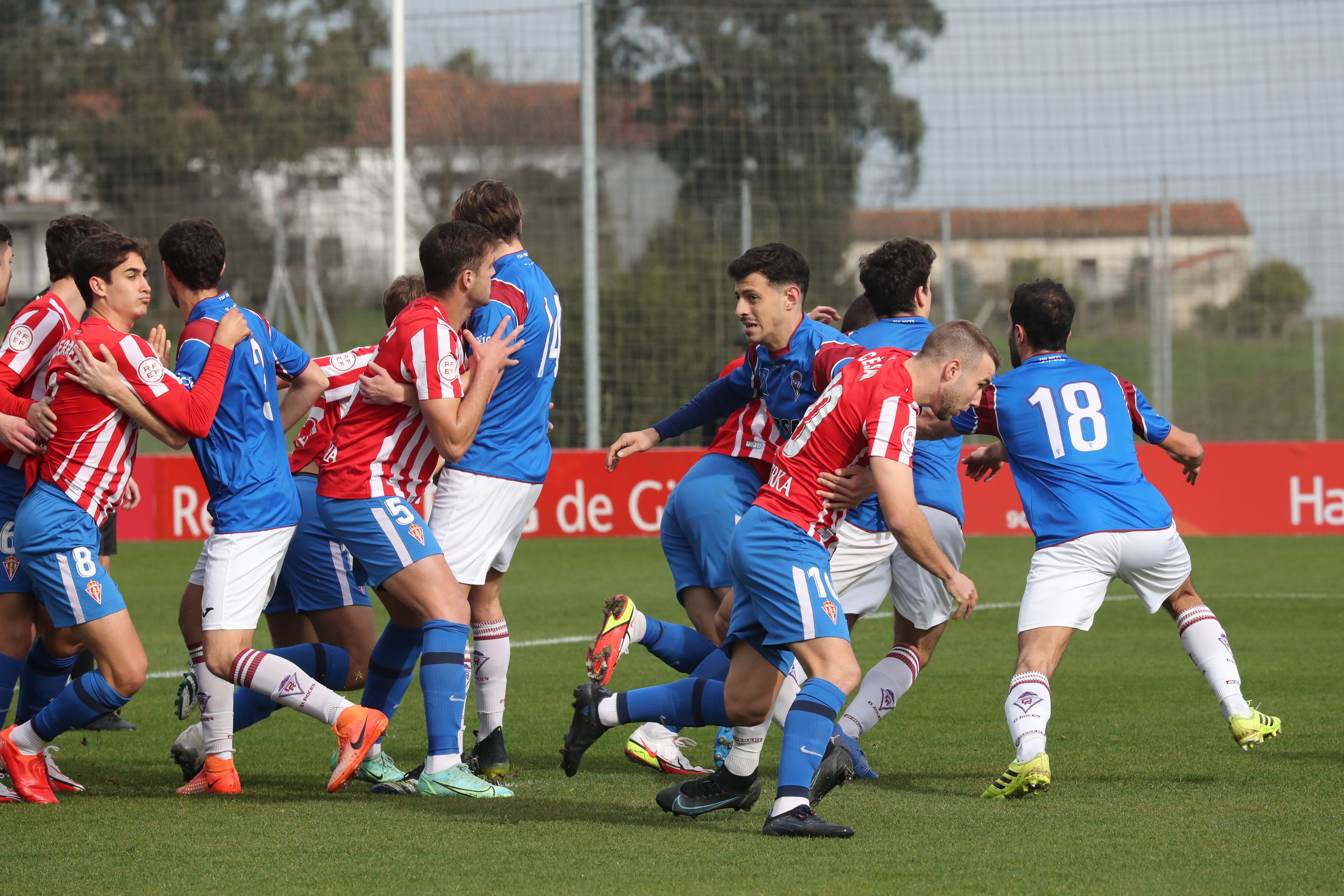 Fotos: Las mejores jugadas del Sporting B - Roces (6-0)