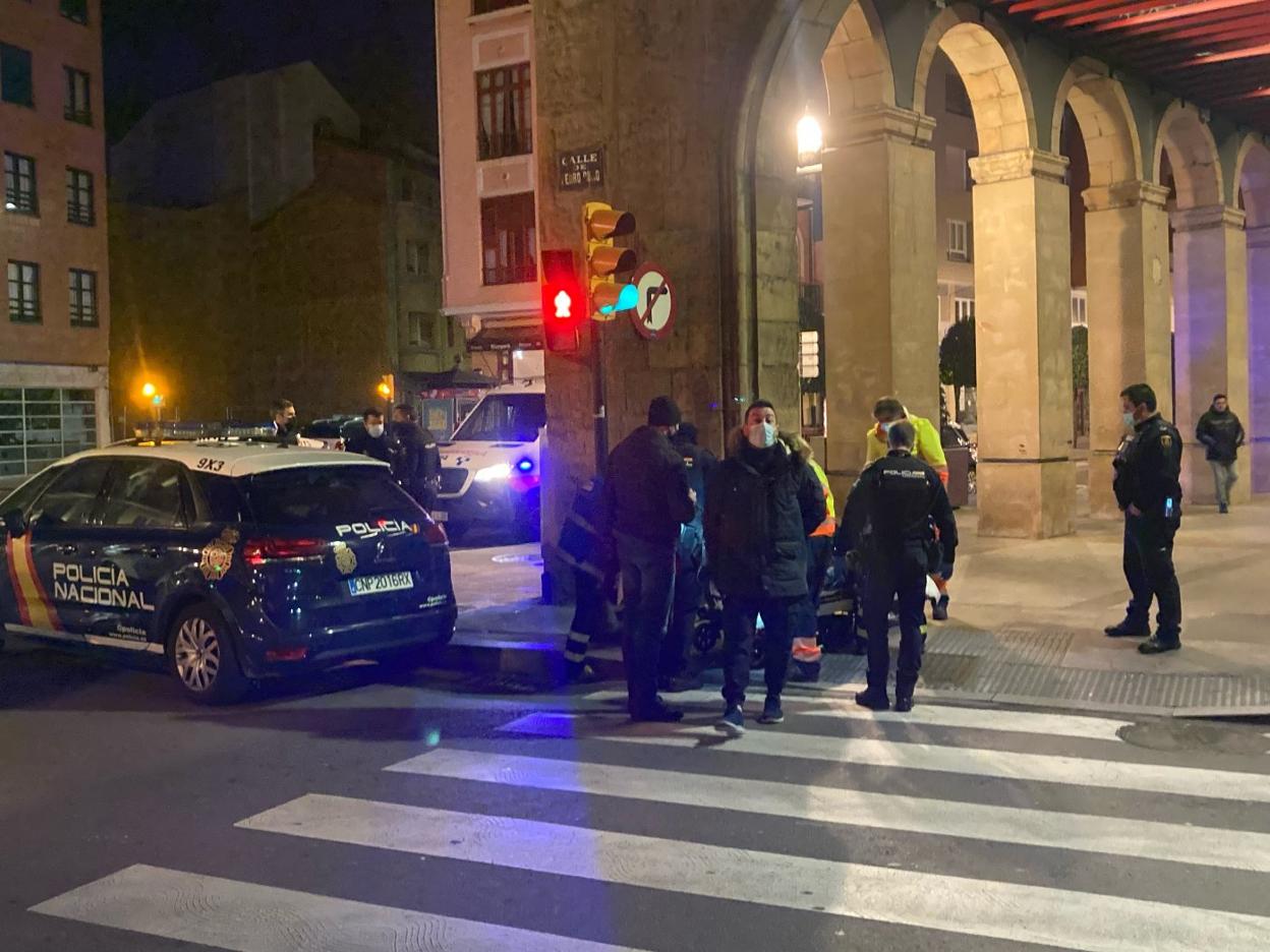 Policías y sanitarios atienden al herido pocos minutos después de que se produjese el ataque. 