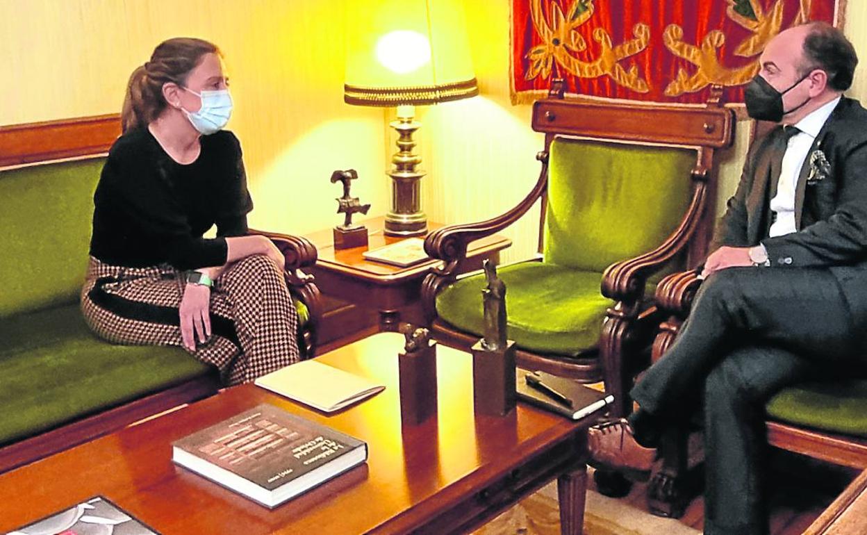 La presidenta de Fade, María Calvo, el viernes, en la reunión con Ignacio Villaverde en el Rectorado de la Universidad.