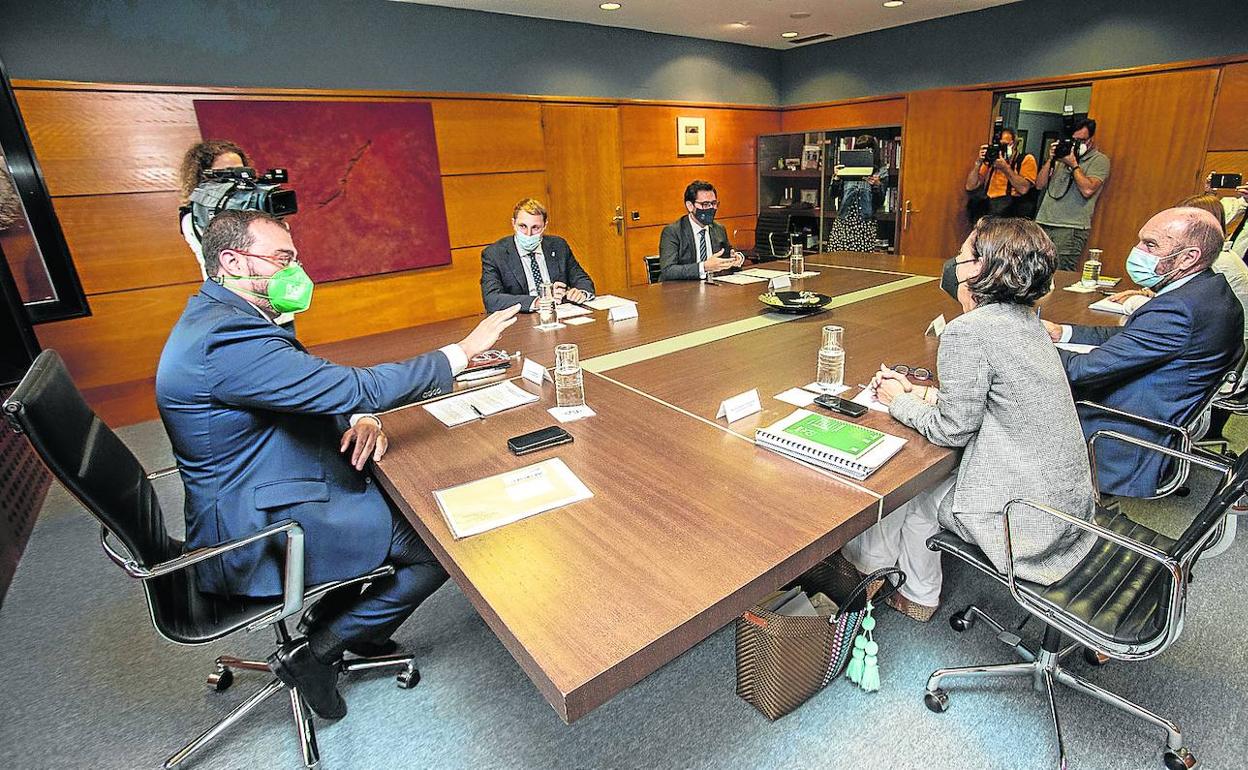 Adrián Barbón, en su primera ronda de contactos para abordar la reforma del Estatuto, con Foro. 