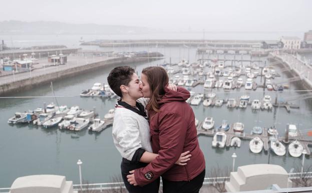 A por la boda y los guajes. Eva Cachón y Alma Luis sellarán su compromiso este verano. carolina santos