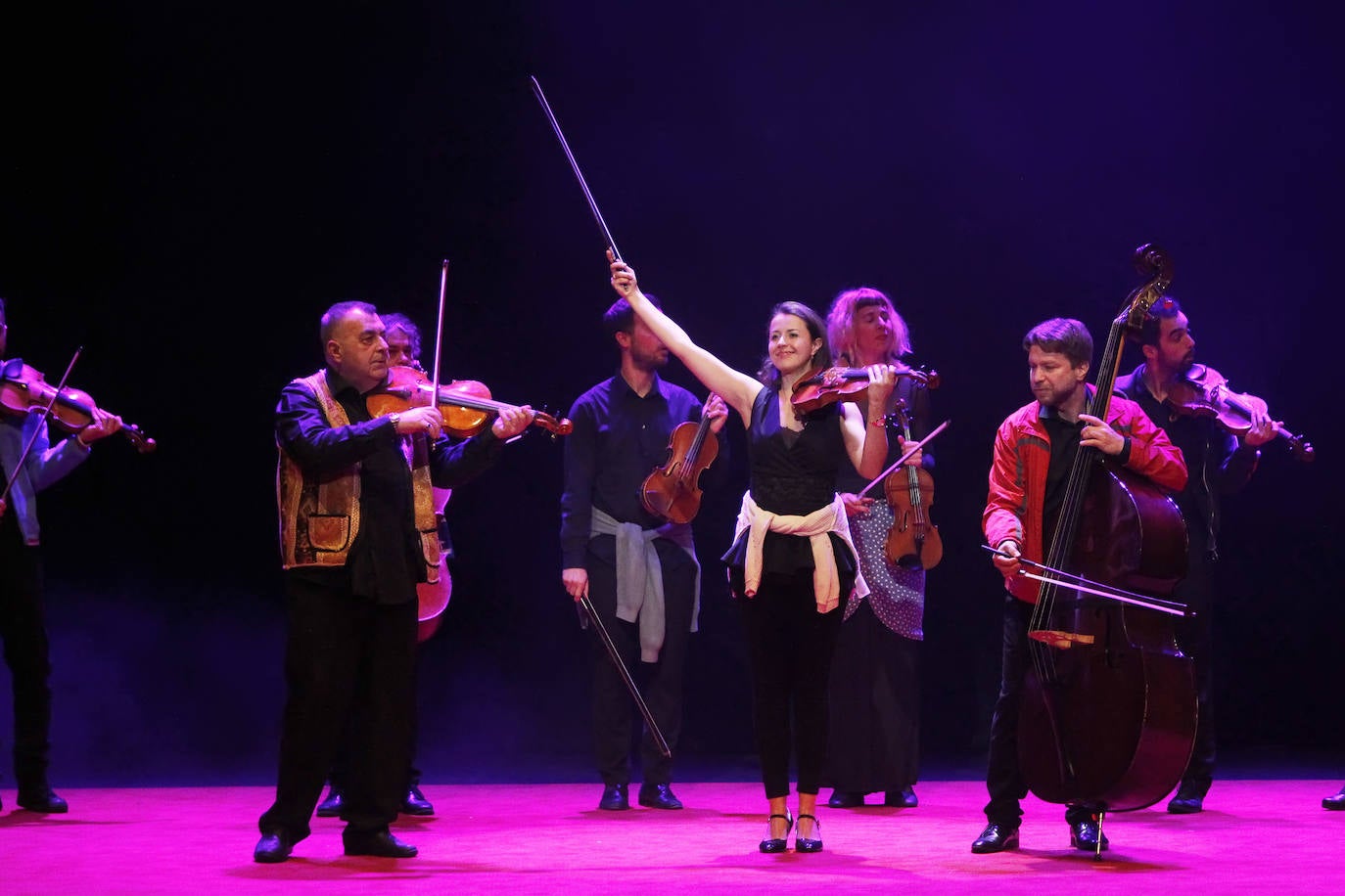 El público del Teatro Jovellanos ha disfrutado este lunes con el 'Desconcerto' y el Antiguo Instituto ha aplaudido el cancionero de Malta Teatro