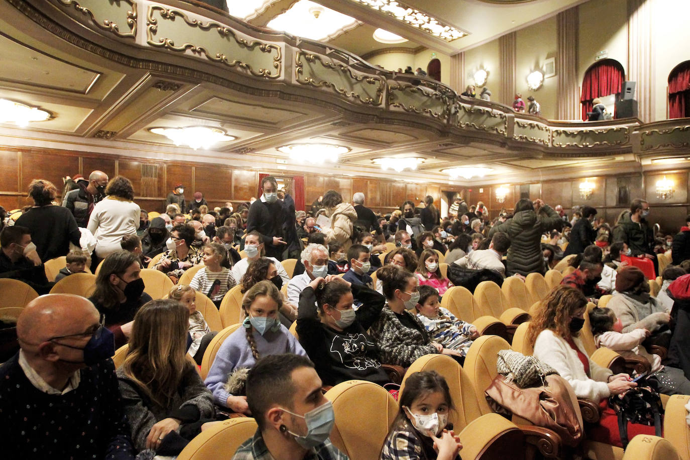 El público del Teatro Jovellanos ha disfrutado este lunes con el 'Desconcerto' y el Antiguo Instituto ha aplaudido el cancionero de Malta Teatro