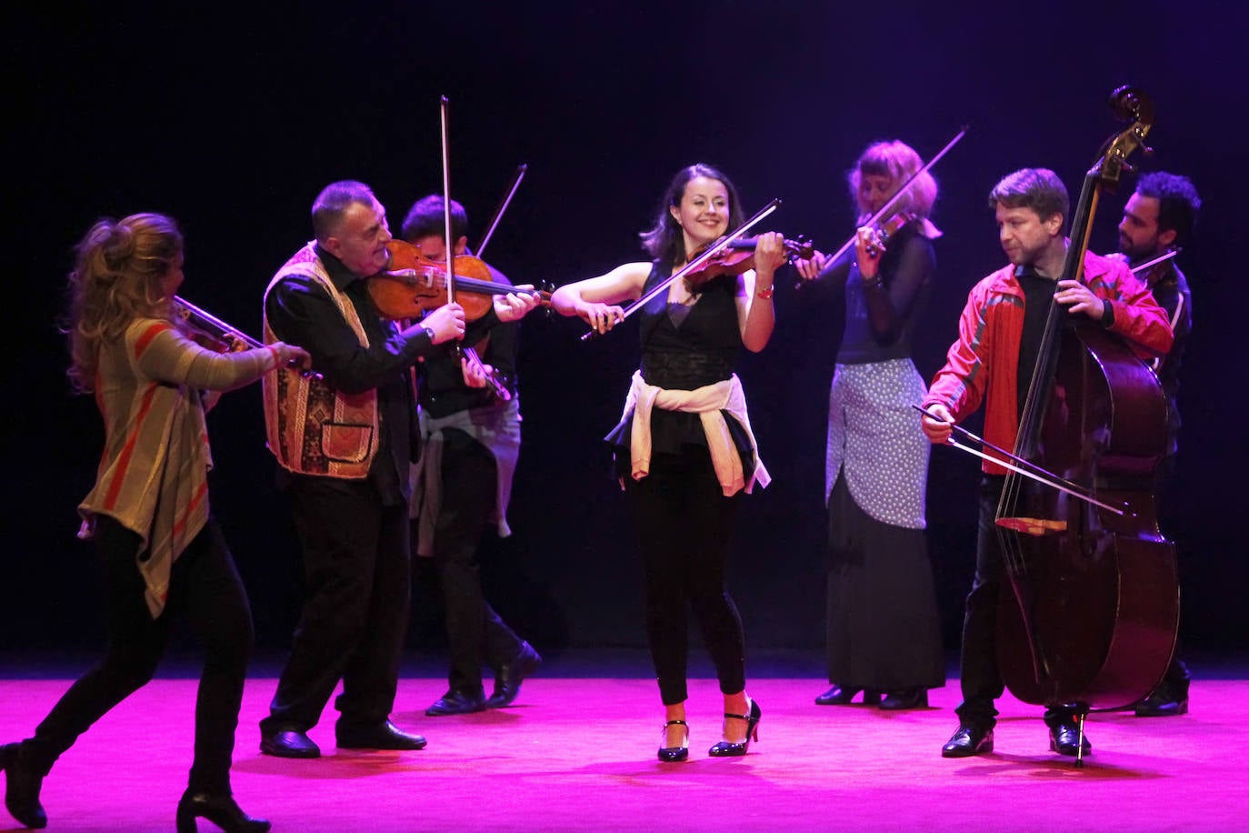 El público del Teatro Jovellanos ha disfrutado este lunes con el 'Desconcerto' y el Antiguo Instituto ha aplaudido el cancionero de Malta Teatro