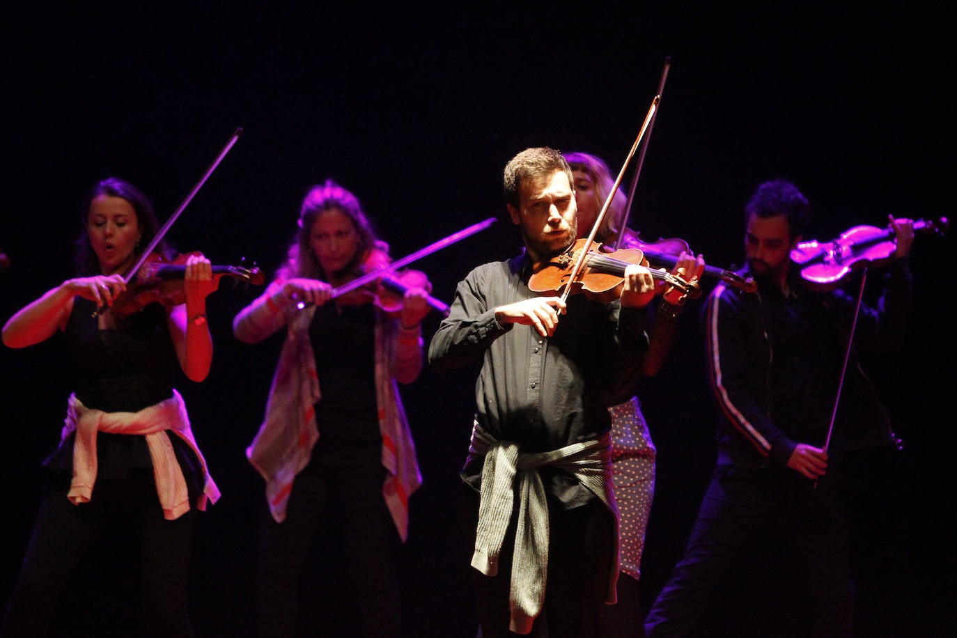 El público del Teatro Jovellanos ha disfrutado este lunes con el 'Desconcerto' y el Antiguo Instituto ha aplaudido el cancionero de Malta Teatro