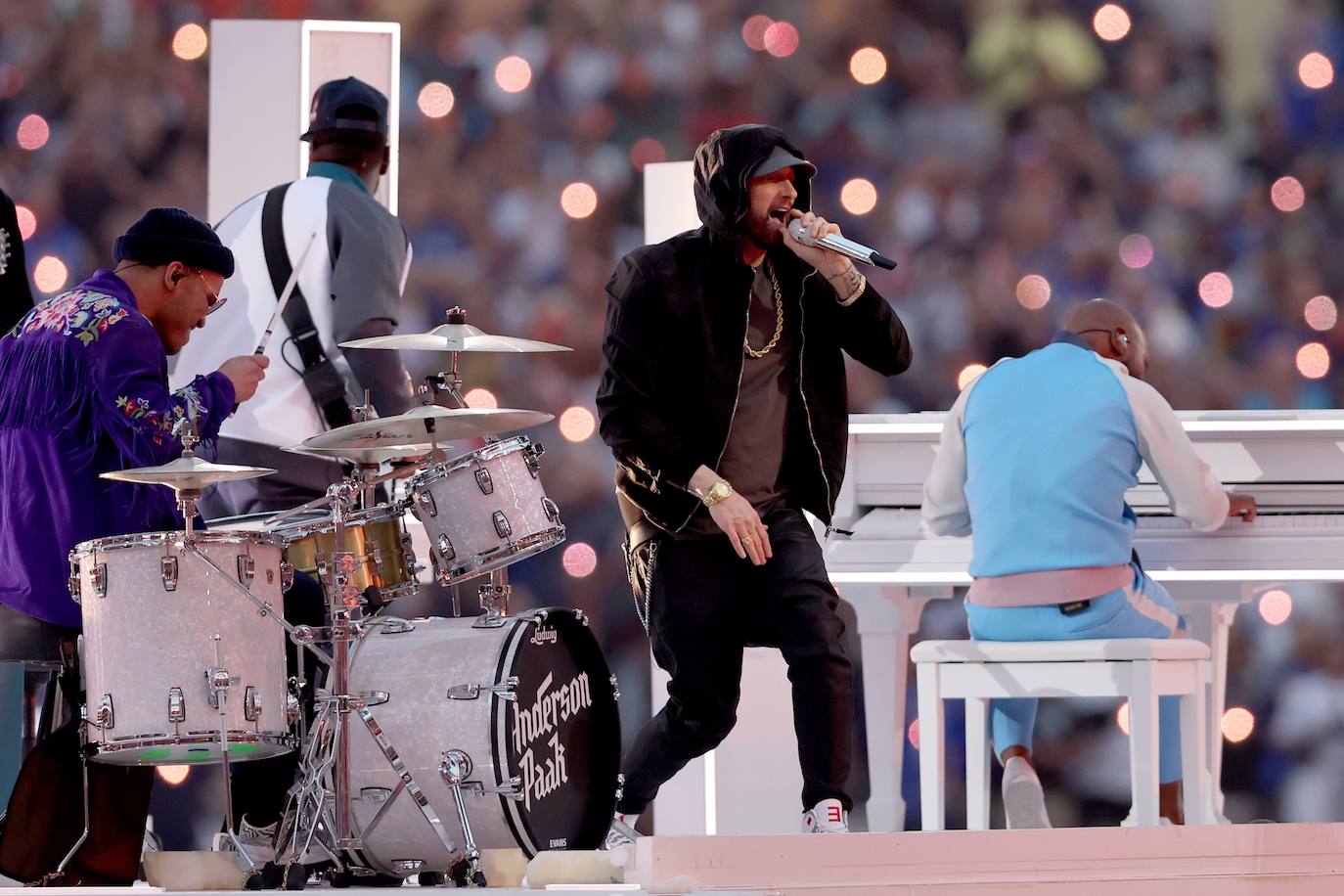 Eminem actúa en el descanso de la Super Bowl LVI. 