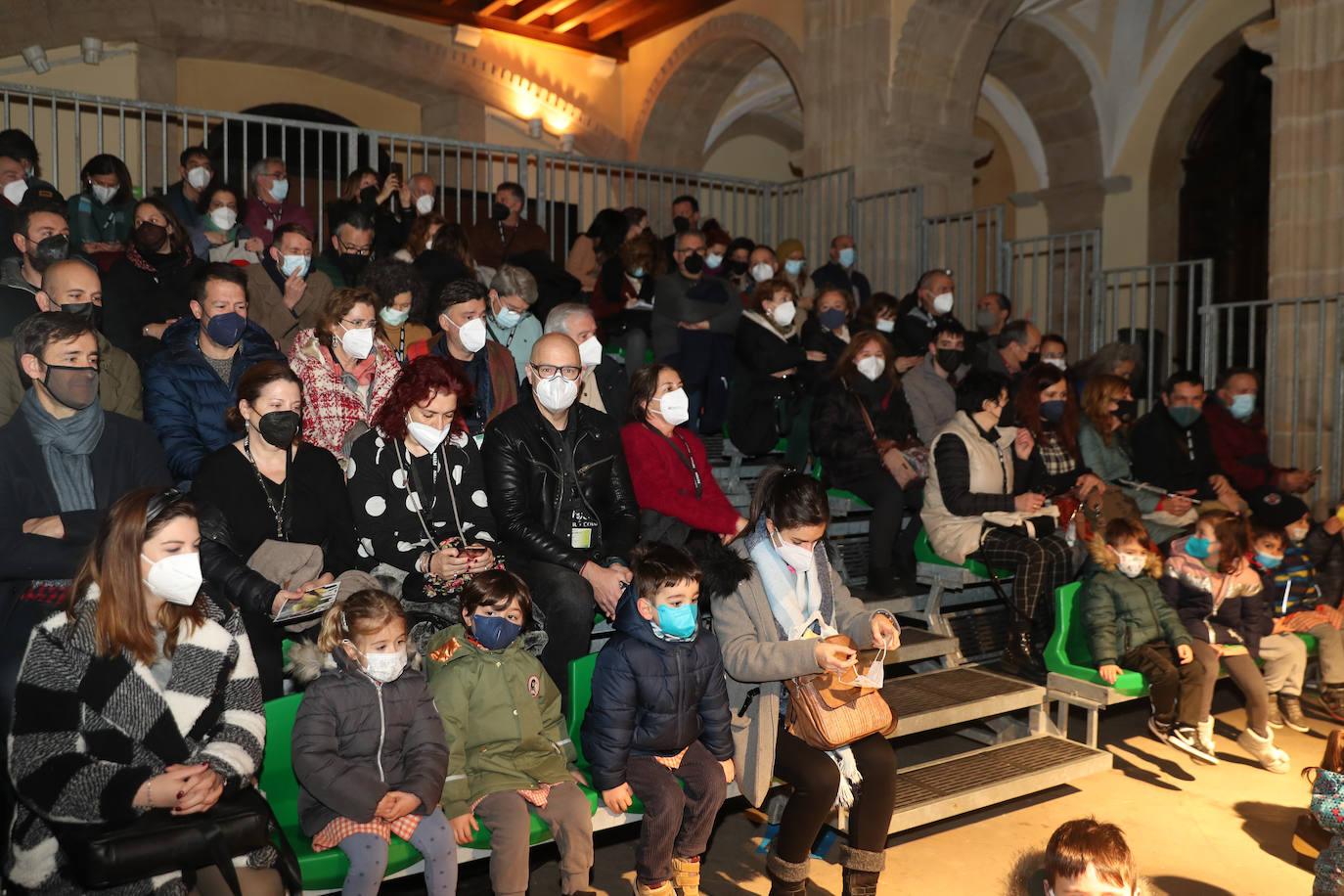 Los más pequeños de la casa continúan disfrutando de las espectaculares representaciones de Fetén, que llenan de emoción cada escenario, como la Colegiata, la Laboral o el Jovellanos.
