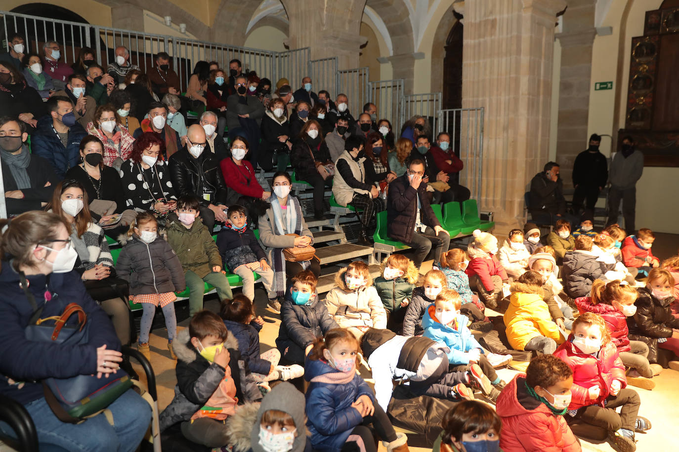 Los más pequeños de la casa continúan disfrutando de las espectaculares representaciones de Fetén, que llenan de emoción cada escenario, como la Colegiata, la Laboral o el Jovellanos.