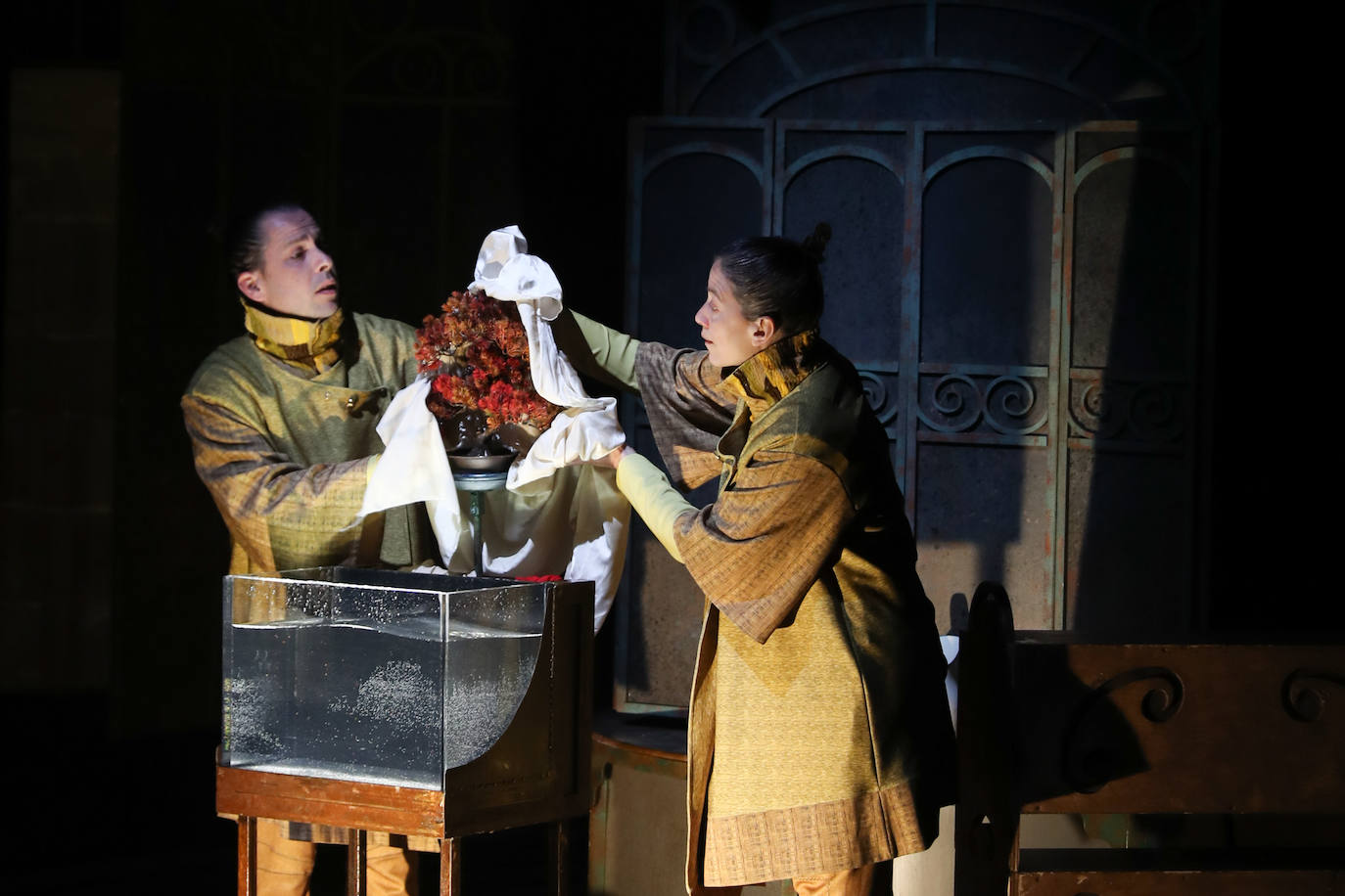 Los más pequeños de la casa continúan disfrutando de las espectaculares representaciones de Fetén, que llenan de emoción cada escenario, como la Colegiata, la Laboral o el Jovellanos.