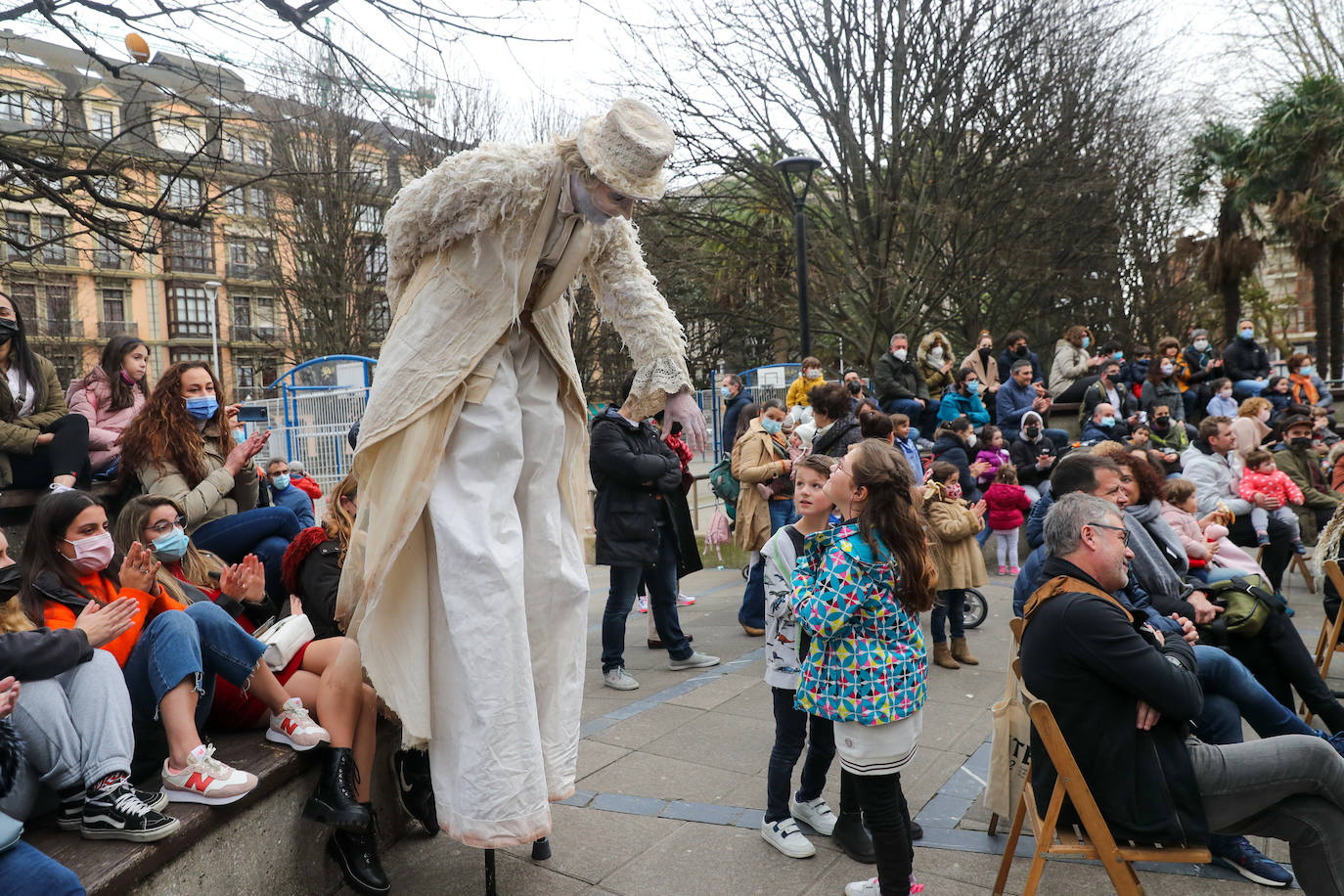  Los más pequeños de la casa continúan disfrutando de las espectaculares representaciones de Fetén, que llenan de emoción cada escenario, como la Colegiata, la Laboral o el Jovellanos.