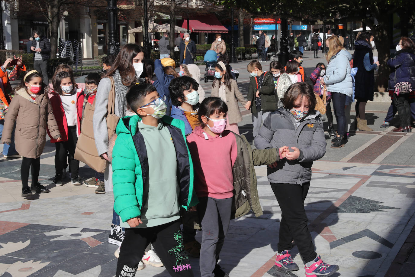 Los más pequeños de la casa continúan disfrutando de las espectaculares representaciones de Fetén, que llenan de emoción cada escenario, como la Colegiata, la Laboral o el Jovellanos.