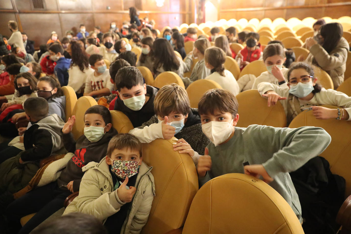 Los más pequeños de la casa continúan disfrutando de las espectaculares representaciones de Fetén, que llenan de emoción cada escenario, como la Colegiata, la Laboral o el Jovellanos.