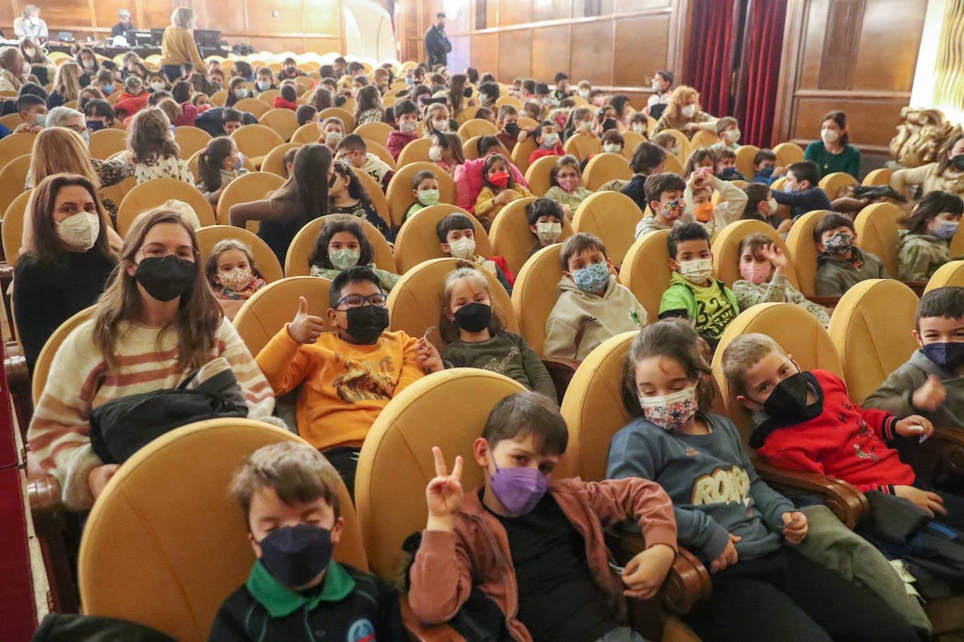 Los más pequeños de la casa continúan disfrutando de las espectaculares representaciones de Fetén, que llenan de emoción cada escenario, como la Colegiata, la Laboral o el Jovellanos.