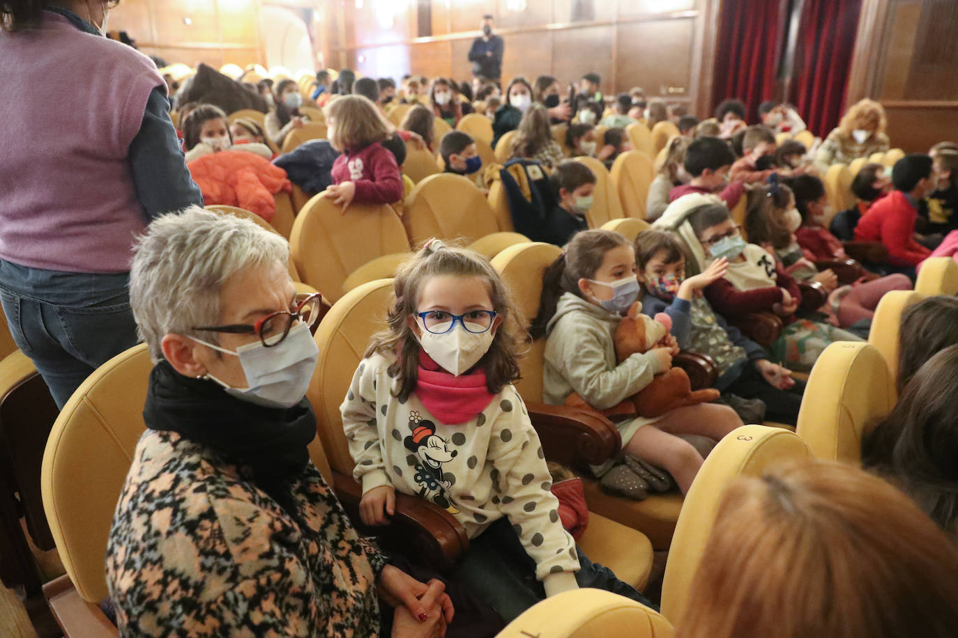 Los más pequeños de la casa continúan disfrutando de las espectaculares representaciones de Fetén, que llenan de emoción cada escenario, como la Colegiata, la Laboral o el Jovellanos.