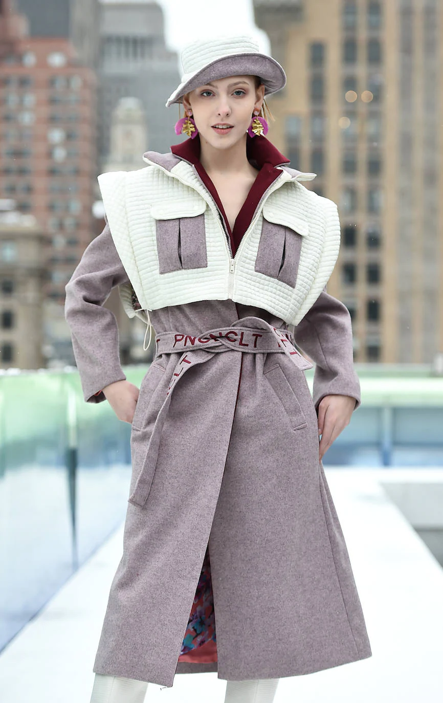 La diseñadora Gabriela Rose, fundadora de la marca española 'Paniculata', en la New York Fashion Week. La colección de la joven «medio americana y medio asturiana», que se crió en Gijón, llegan cargados de luz, rosa y aire fresco.