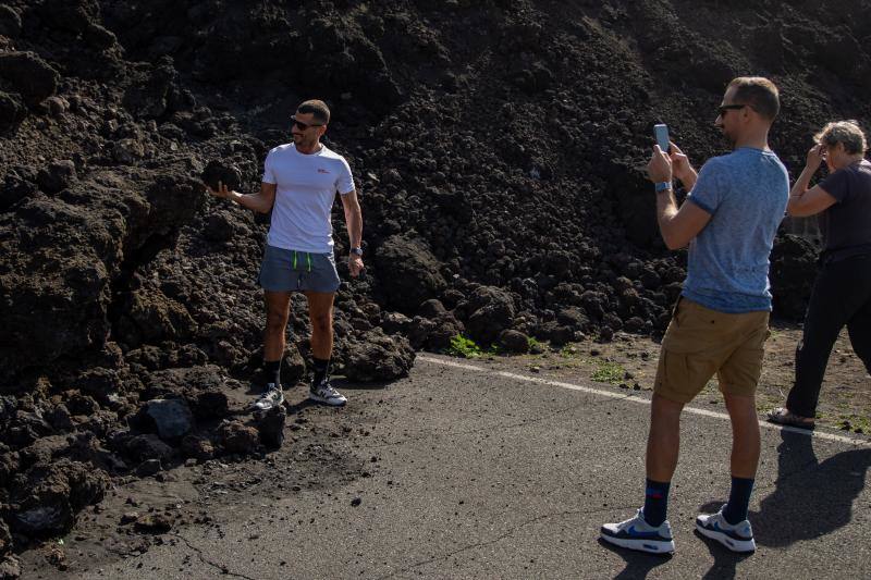 Los ochenta y cinco días que el volcán de Cumbre Vieja permaneció en activo dejaron imágenes desoladoras. Ahora, semanas después de que el volcán dejase de escupir lava, los turistas visitan La Palma para observar los restos del desastre natural. 