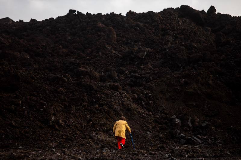 Los ochenta y cinco días que el volcán de Cumbre Vieja permaneció en activo dejaron imágenes desoladoras. Ahora, semanas después de que el volcán dejase de escupir lava, los turistas visitan La Palma para observar los restos del desastre natural. 