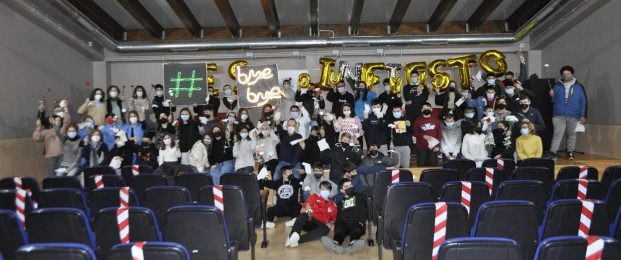 Alumnos del IES de Infiesto, ayer, con los carteles de la campaña. 