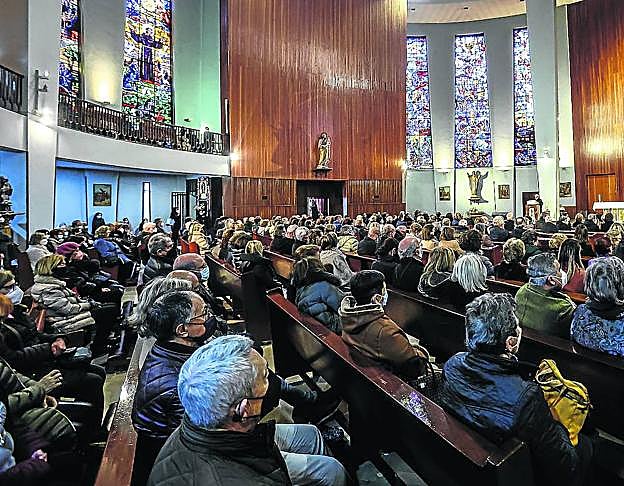 La iglesia de San Francisco en Oviedo, abarrotada, para dar su último adiós al médico Salvador Tranche.