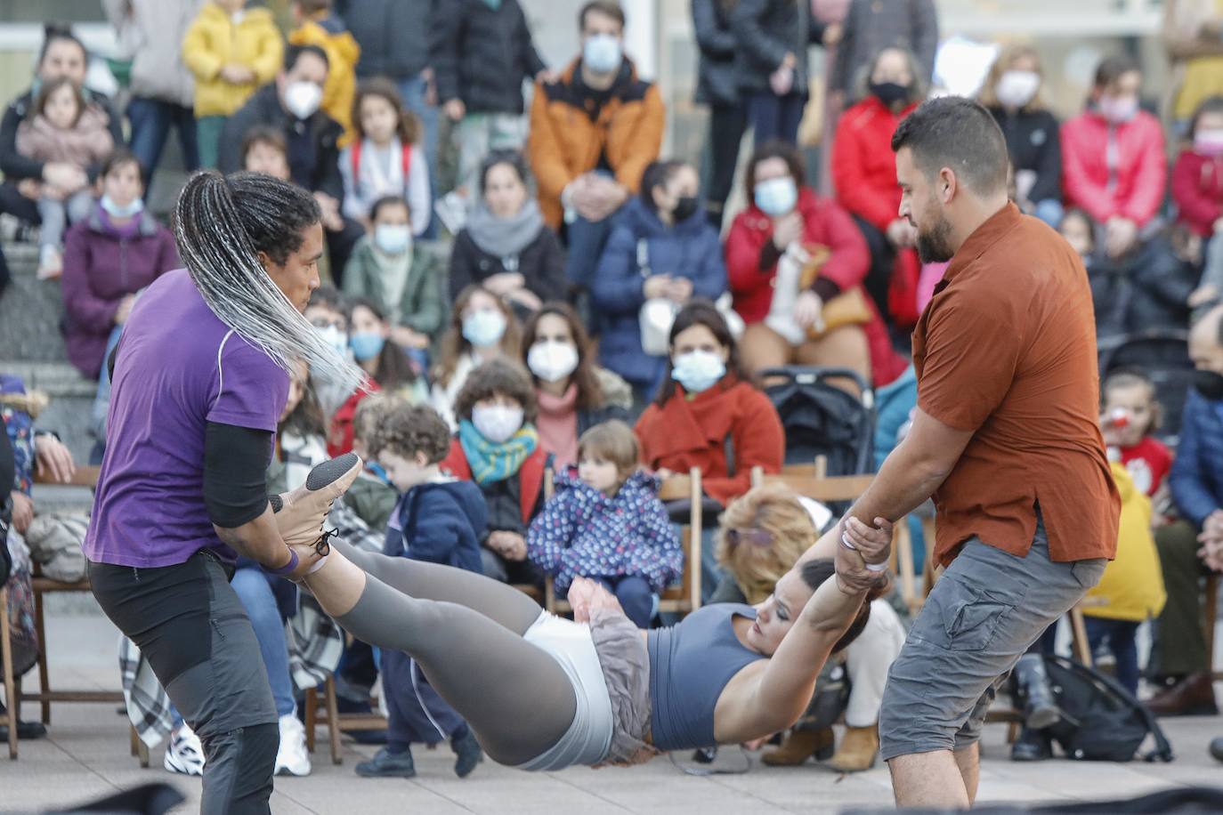 Feten ha vuelto a convertir calles de Gijón en un gran teatro. Pequeños y mayores han disfrutado de las actuaciones como las de Alas Circo, de 'Ahá!, Circo'