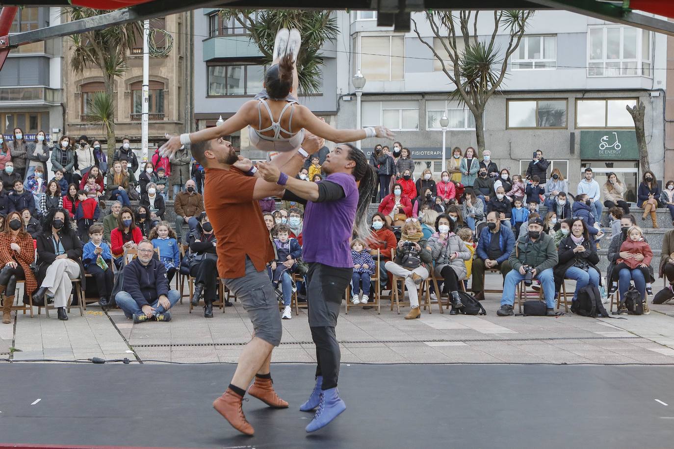 Feten ha vuelto a convertir calles de Gijón en un gran teatro. Pequeños y mayores han disfrutado de las actuaciones como las de Alas Circo, de 'Ahá!, Circo'