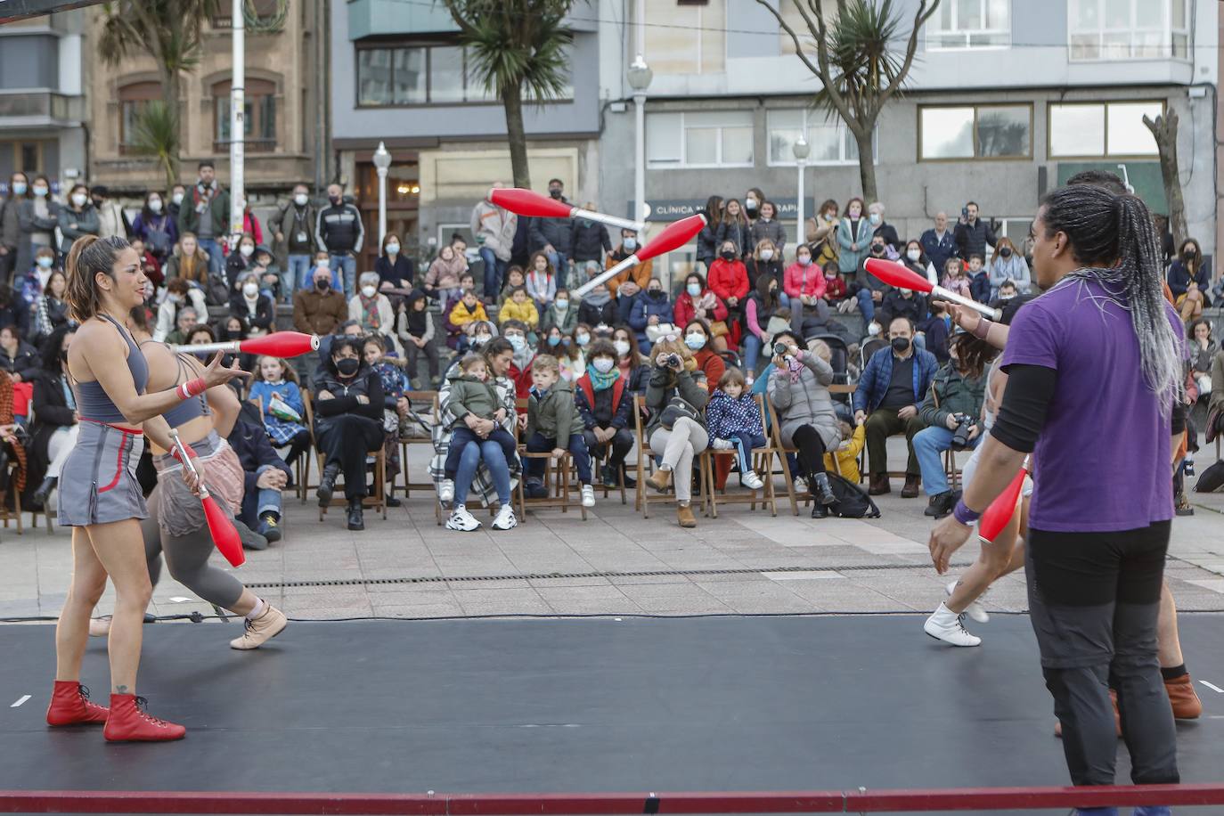 Feten ha vuelto a convertir calles de Gijón en un gran teatro. Pequeños y mayores han disfrutado de las actuaciones como las de Alas Circo, de 'Ahá!, Circo'