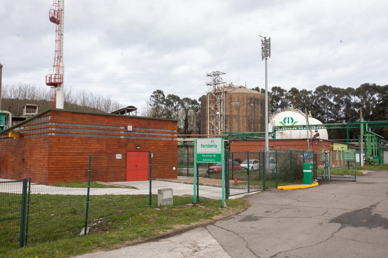 Depósitos de amoniaco de Fertiberia en Valliniello, zona en la que la compañía pretende construir una nueva planta para producir este componente químico con carácter verde. 