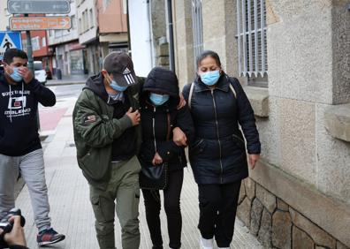 Imagen secundaria 1 - Familiares de los marineros y Delegado del gobierno en Galicia, José Miñones.