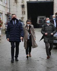 Imagen secundaria 2 - Familiares de los marineros y Delegado del gobierno en Galicia, José Miñones.