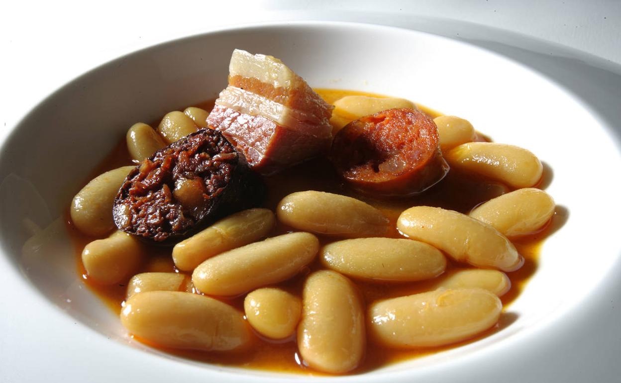 La fabada es uno de los platos que sirven en los mejores restaurantes de carretera en Asturias, según los camioneros