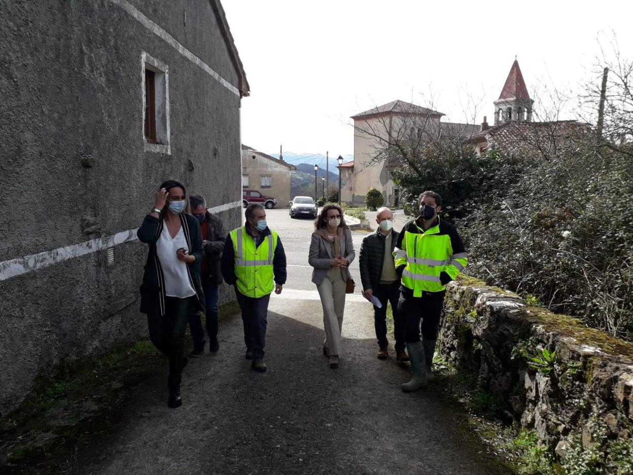 La alcaldesa, la consejera de Presidencia, Rita Camblor, y el director de Administración Local, Manuel Calvo.