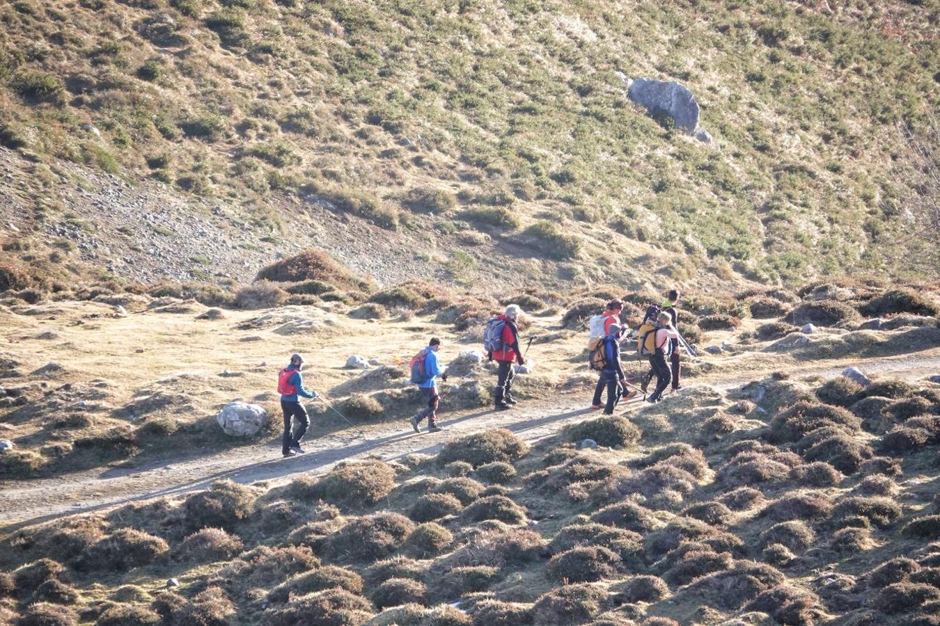 El cuerpo sin vida de Carlos Ugidos, el montañero llanisco desaparecido en Picos de Europa, fue hallado este jueves a las 12.15 horas en la ladera norte del pico Mancondiú y las primeras hipótesis apuntan a una caida por una ladera de fuerte pendiente.